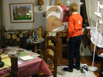 The Artist, dressed to nines and pretending to paint for the camera!